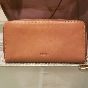 Fossil Logan Zip Around Clutch